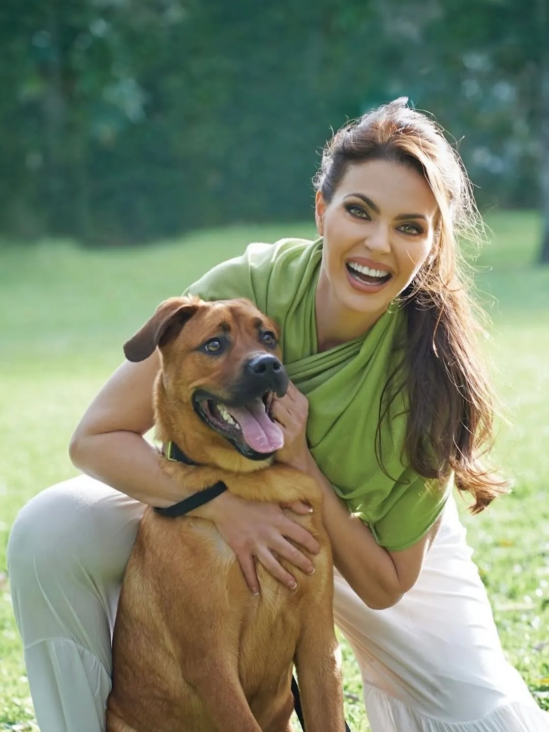 Bárbara Palacios con su perro 