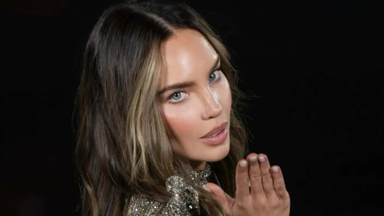 Belinda tirando un beso