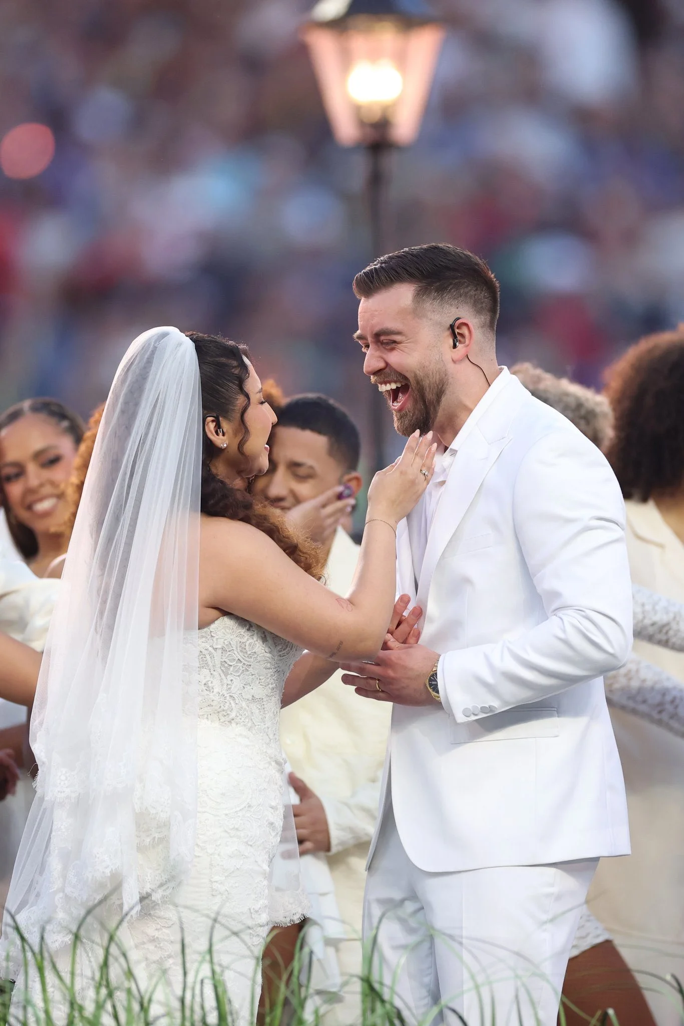 Imagen de pareja que se casó en el Super Bowl 