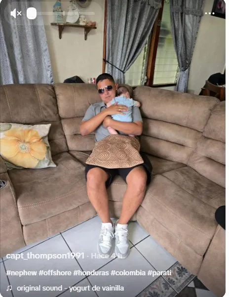 Capitan Thomspon con bebé en brazos