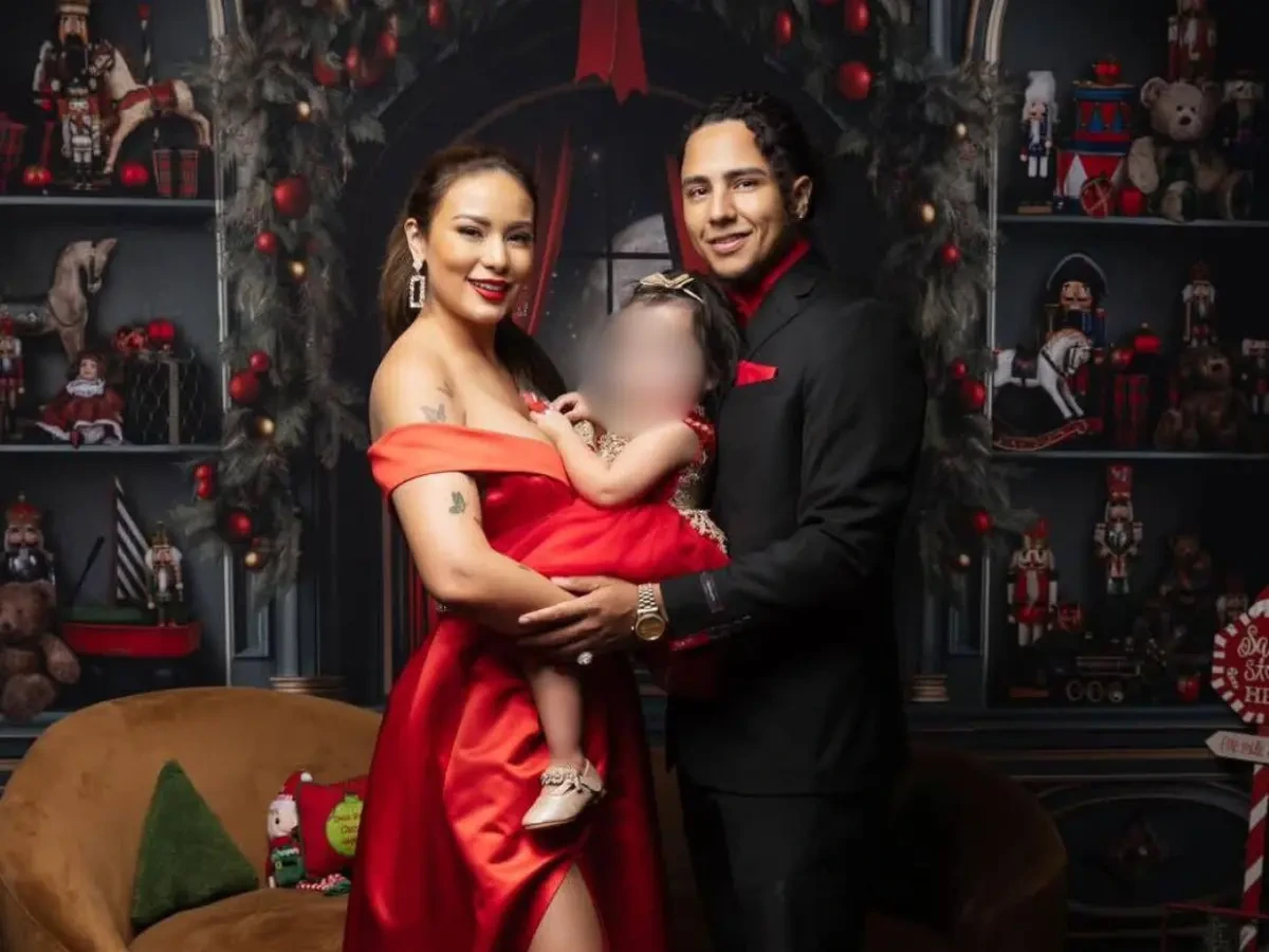 Elsa Oseguera junto a Davis Flow y su pequeña hija Summer, en una sesión de fotos navideña.