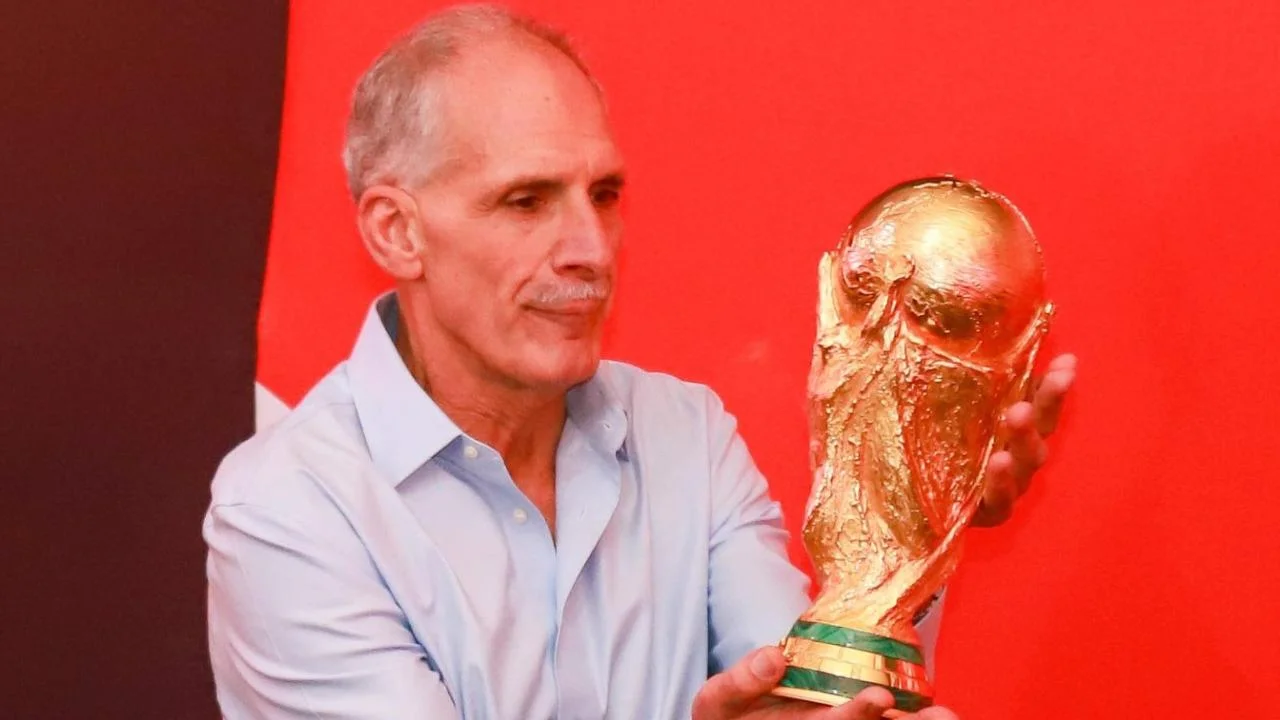 El presidente de Honduras, Nasry Asfura, sosteniendo la Copa del Mundo. 