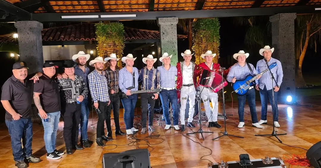 Grupo Arraigado en colaboración con otra banda.