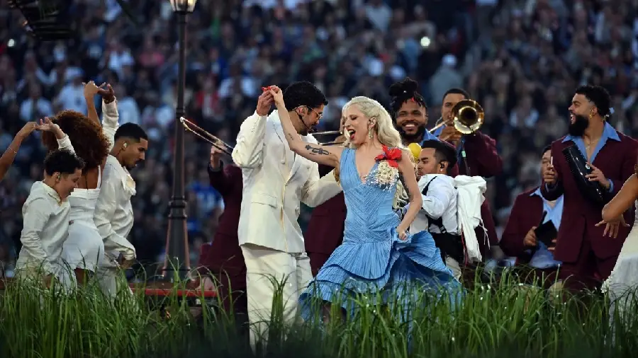 lady gaga y bad bunny en medio timepo del Super Bowl 