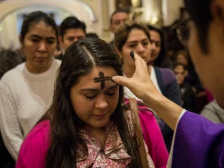 padre haciendo cruz en la frente