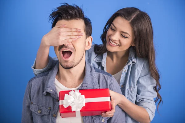 pareja dandose regalo 
