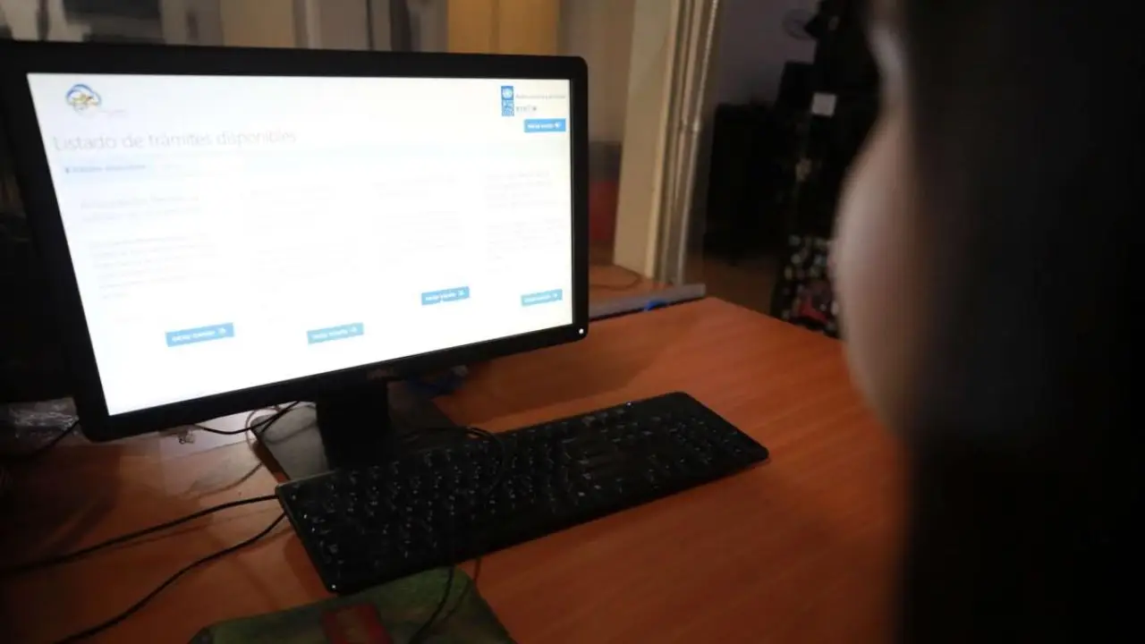 persona frente a computadora