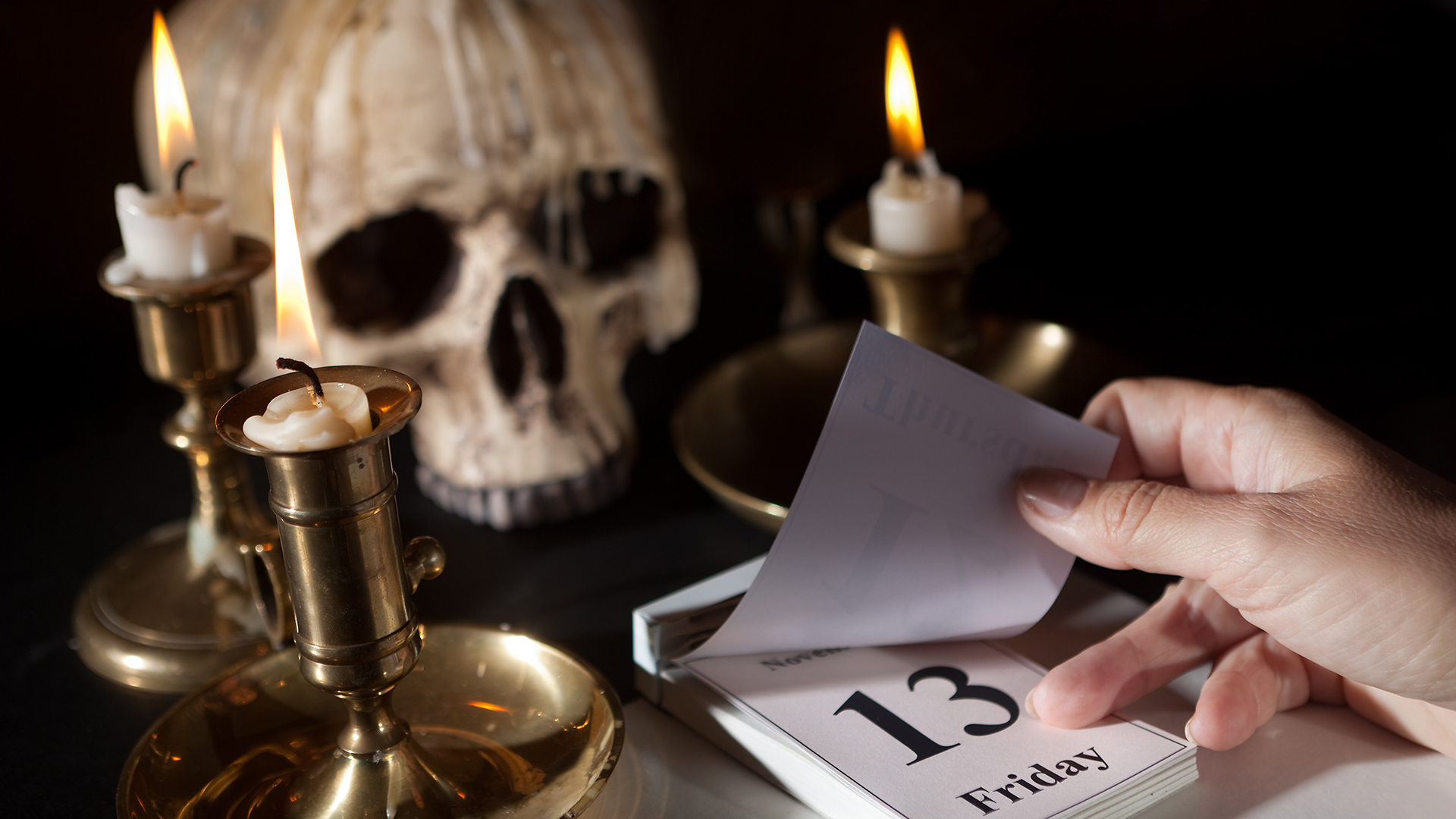 calabera con calendario y velas 