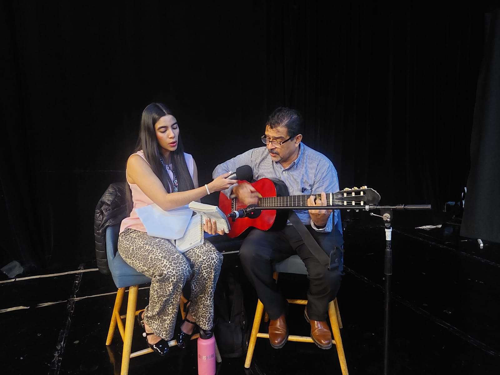 personas sentadas con guitarra 