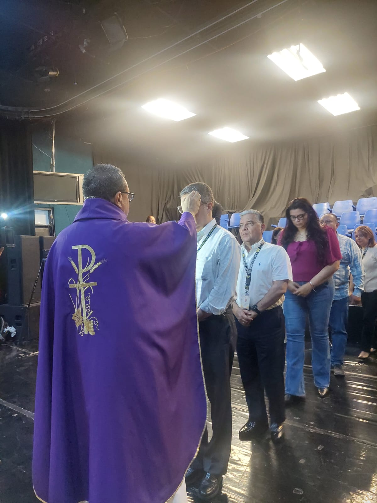 presidnete rafael villeda recibiendo la cruz de ceniza