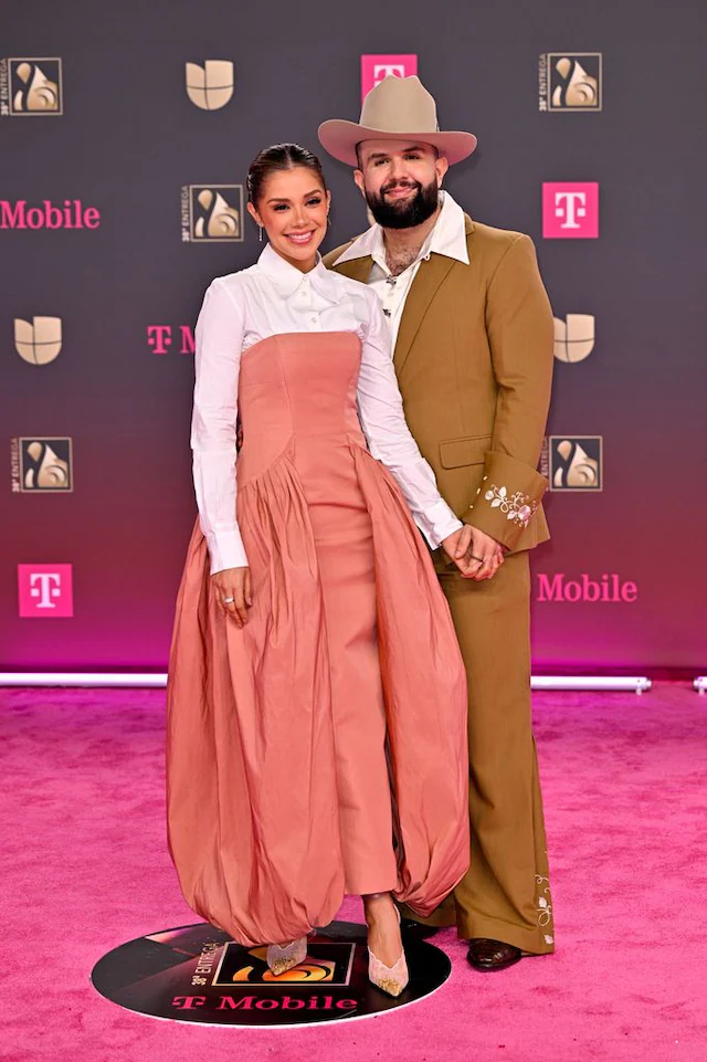 Carín León y Meylin Zuñiga