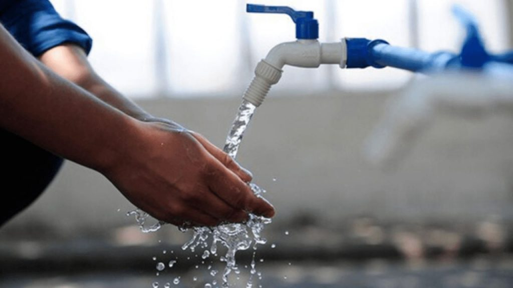 agua saliendo de la llave