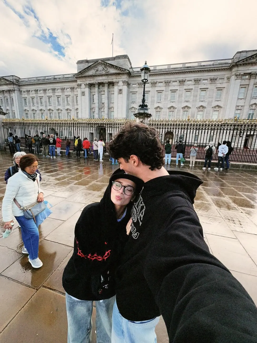 Damiano Alberti junto a su pareja 