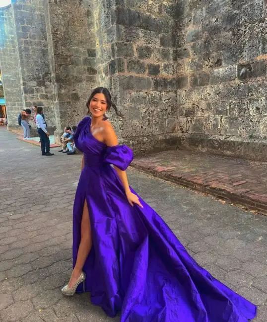 Mafer Vásquez con vestido morado 
