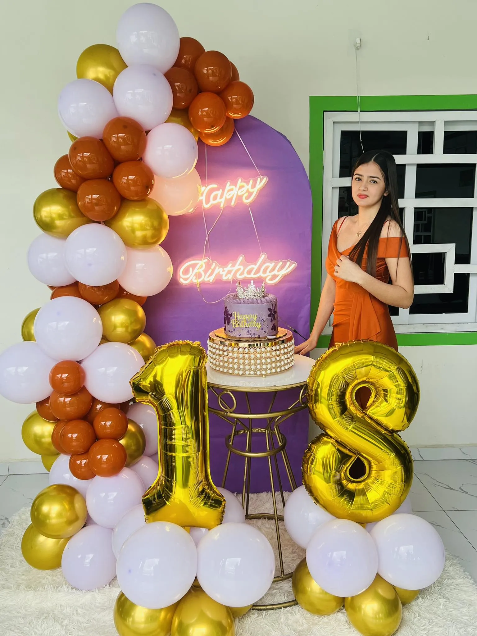 Meyli, novia de Rosel con su decoración de cumpleaños número 18