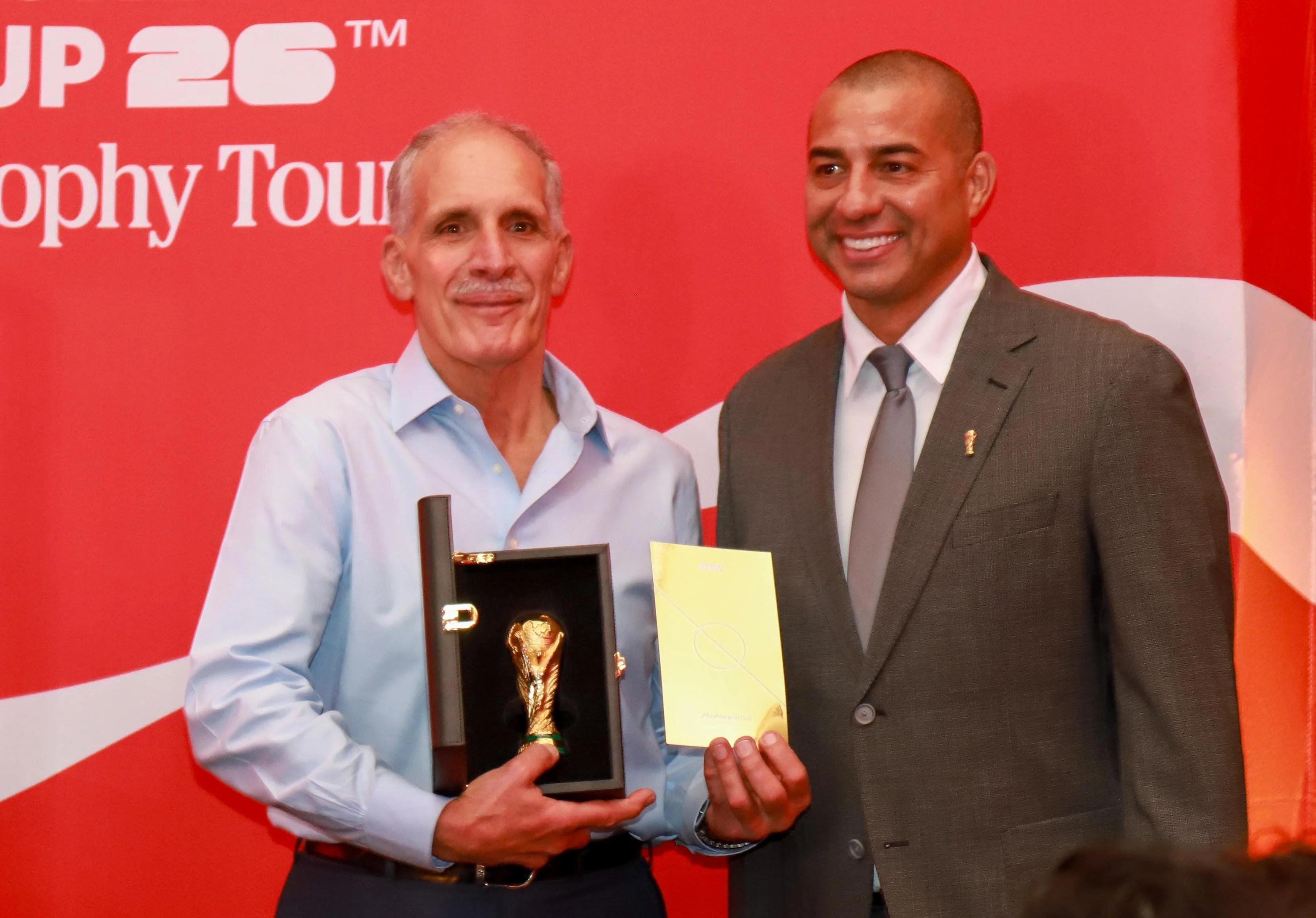 Presidente Nasry Asfura recibiendo una copia del trofeo oficial de la Copa del Mundo por parte del exfutbolista franco-argentino David Trezeguet. 