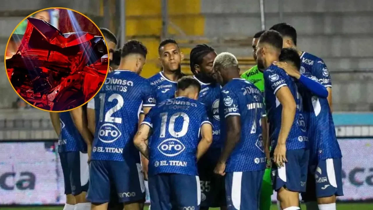 Imagen Principal de Nota: Así quedó el auto de jugadores del Motagua tras fuerte accidente con rastra
