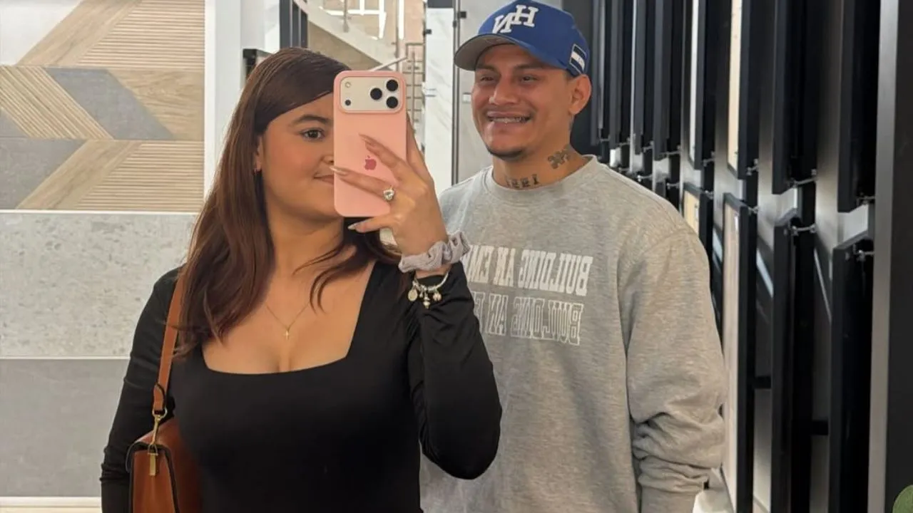 Tiktoker hondureña confiesa que se arrepiente de construir su casa en el barrio