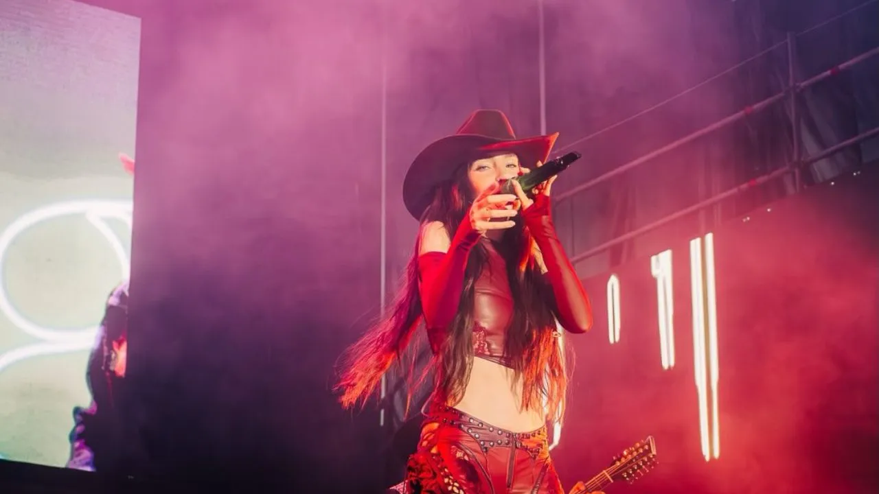 Belinda conmueve a todos al llorar por un ser querido en pleno show