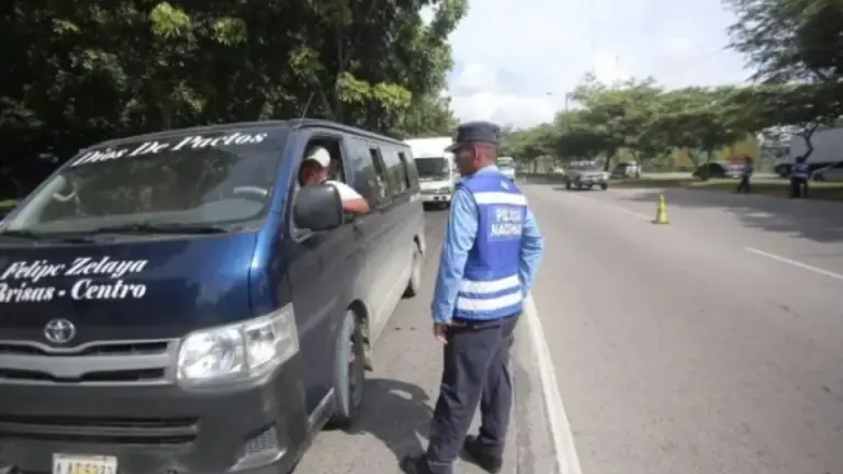 Imagen Principal de Nota: Esta es la sanción para conductores y ayudantes que maltraten pasajeros en Honduras