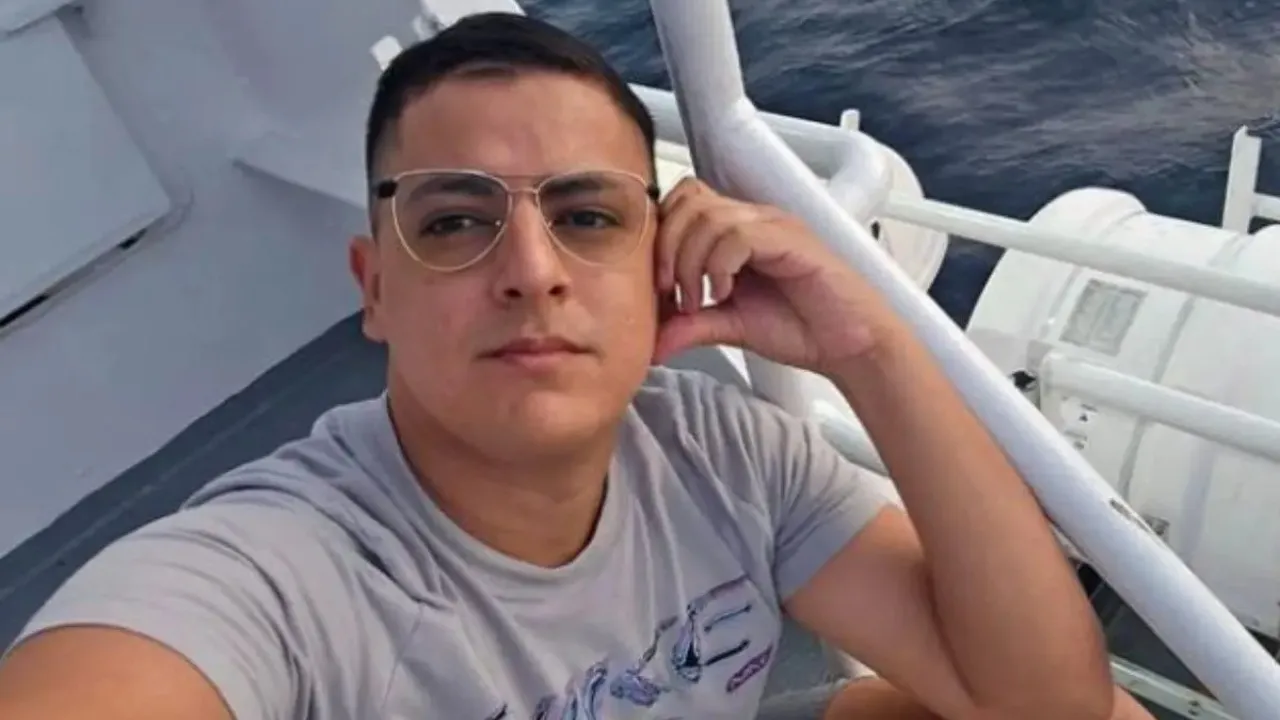 Imagen Principal de Nota: Capitán Thompson reaparece con bebé en brazos y reveladora dedicatoria