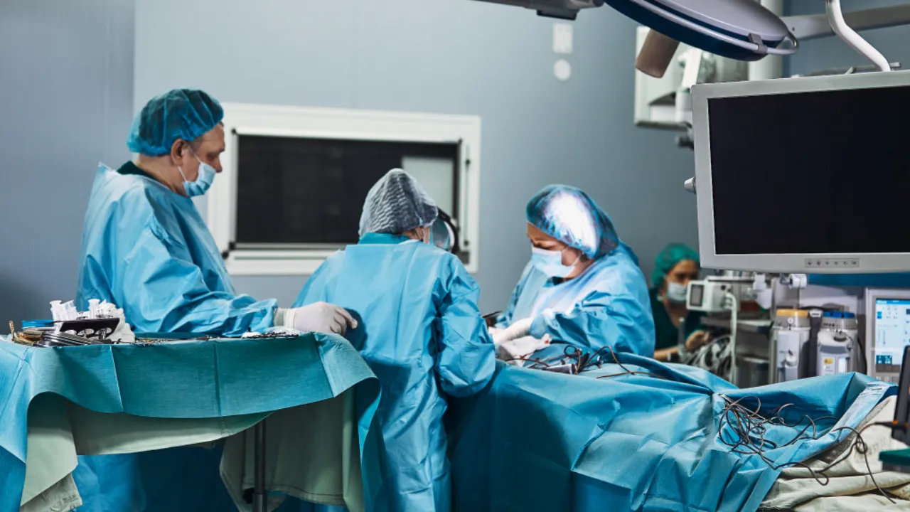 Imagen Principal de Nota: Historias ocultas: lo que se revela tras la muerte del cirujano de famosos