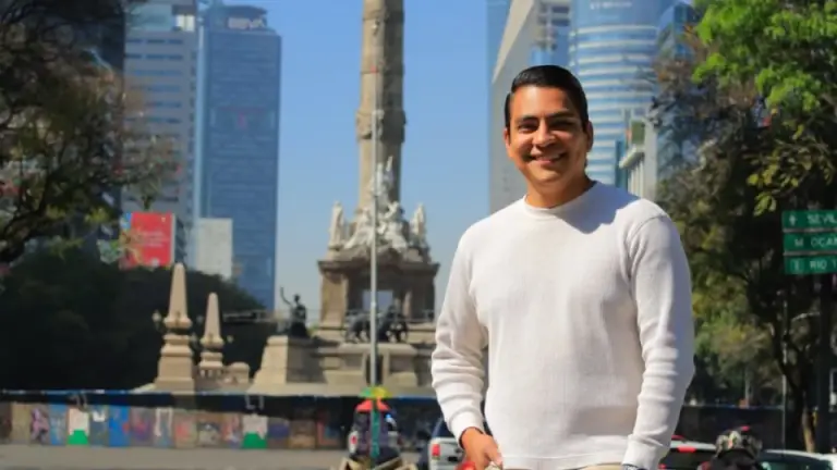 Imagen Principal de Nota: Hondureño se cruza con famoso creador de contenido mexicano y no lo reconoce