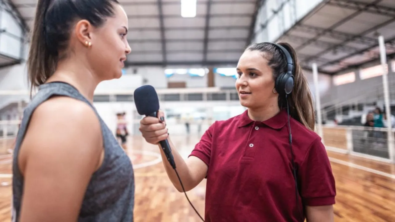 Imagen Principal de Nota: Destacada periodista se viraliza tras salir ebria en plena transmisión en vivo