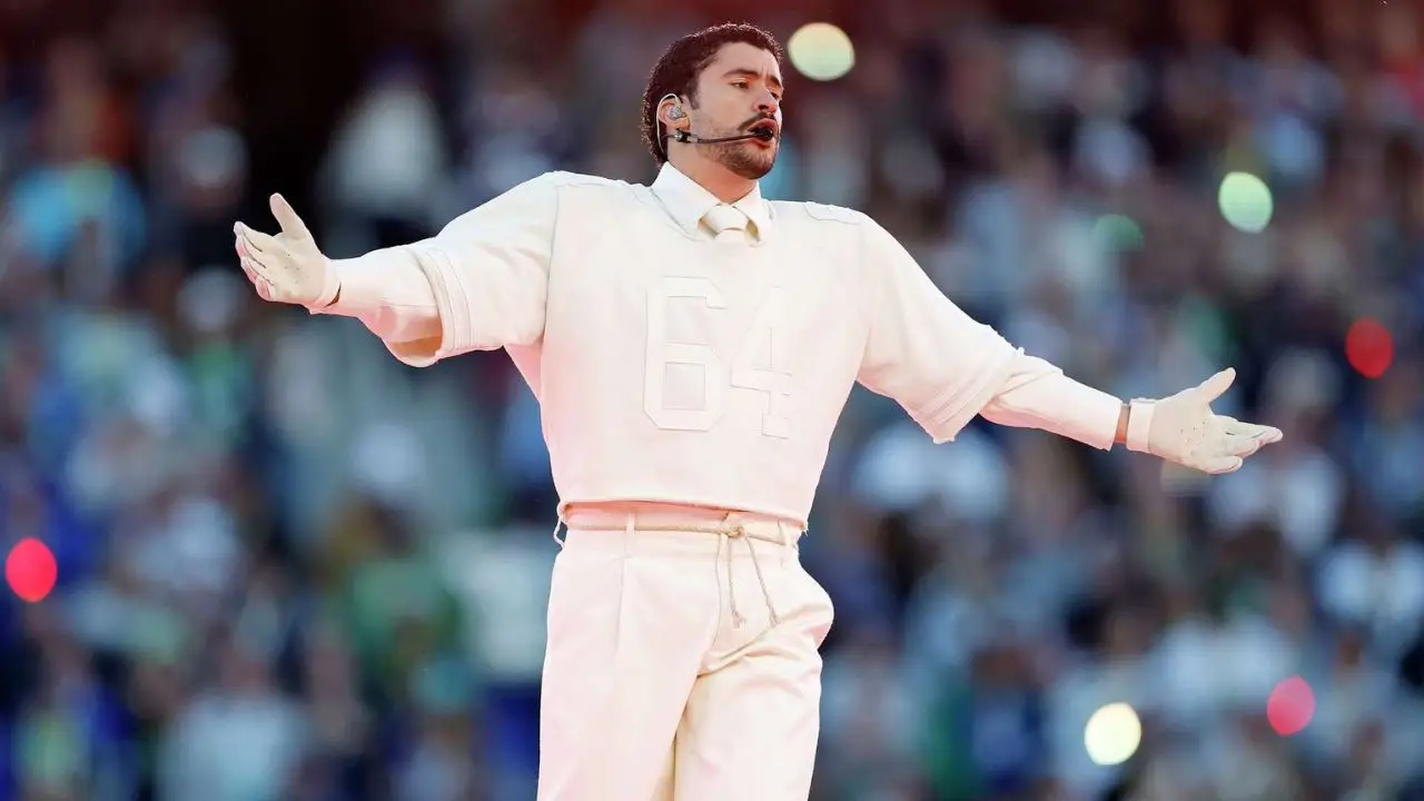 Piden multar y 'encerrar’ a Bad Bunny por show del Super Bowl