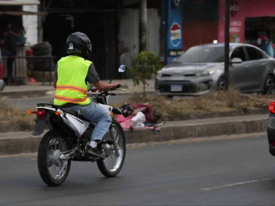 Imagen Principal de Nota: ¿Podrían multarte? Inician sanciones por no usar chaleco reflectivo