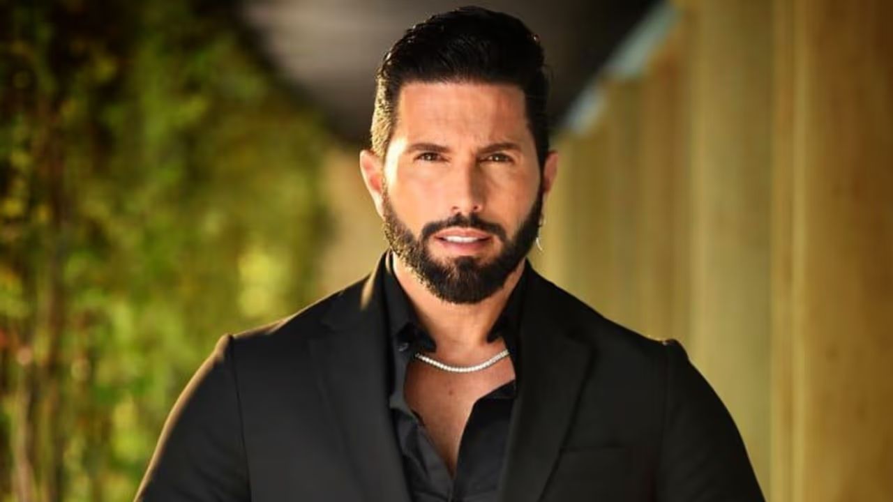 Poncho de Nigris causa revuelo al agredir en vivo a periodista