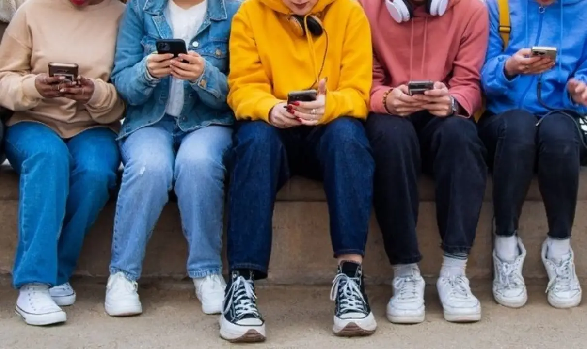 España podría prohibir redes sociales a menores de 16 años: Aquí la razón