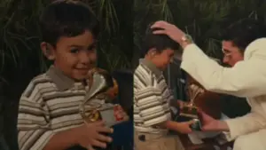 Imagen de Bad Bunny sorprende en el Super Bowl al entregar su Grammy a un niño: ¿Quién es?
