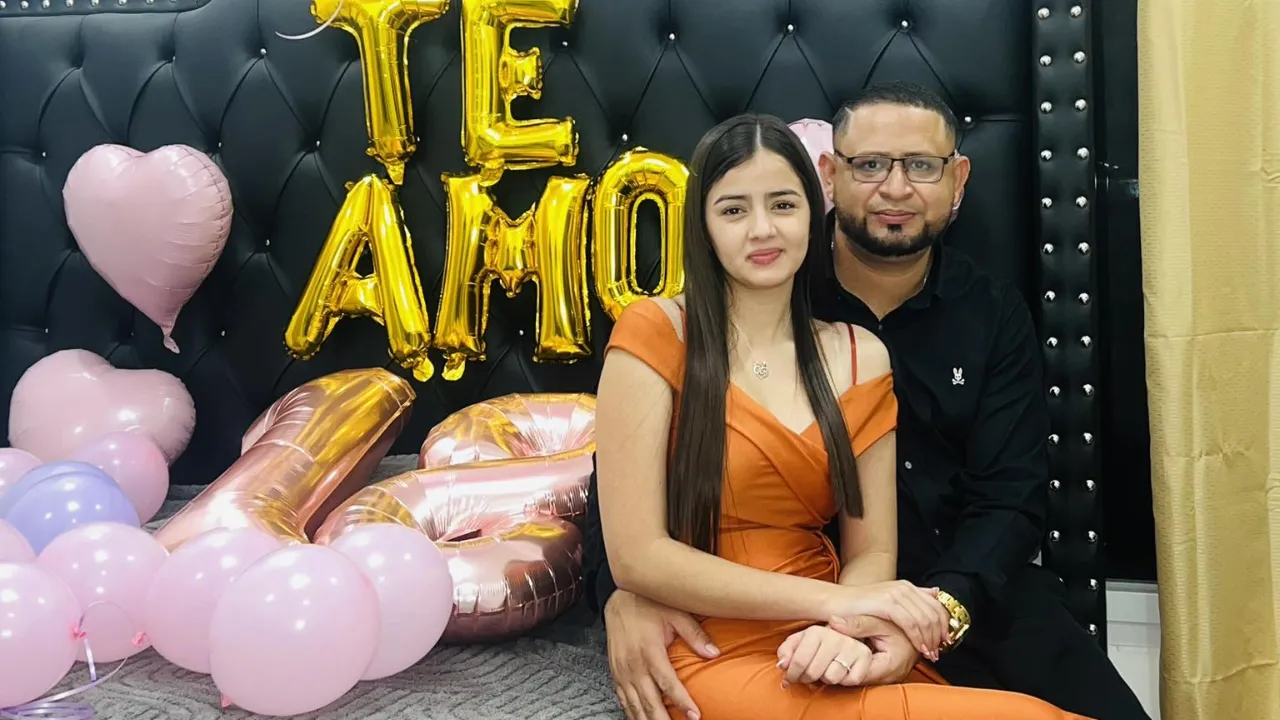 Imagen Principal de Nota: Rosel sorprende a su novia con regalo que la dejó sin palabras en sus 18 años