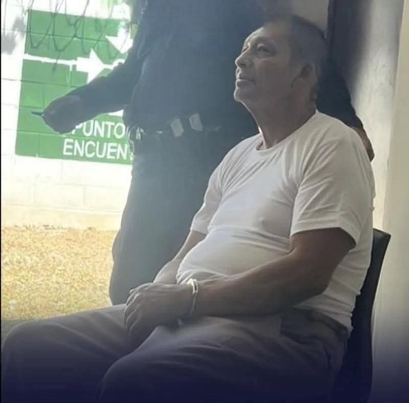 Santiafgo Zúniga esposado y con camisa blanca.