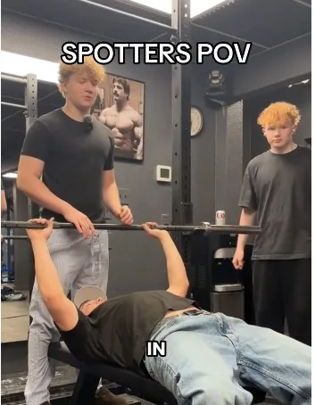 Built By Jayden  junto a sus amigos en el gimnasio