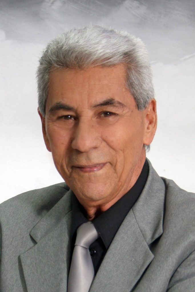 Tony Low con saco gris 