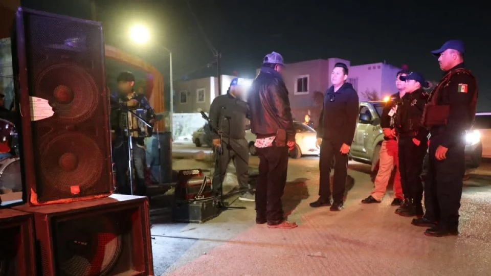 Vecinos siendo inspecionados por ruido