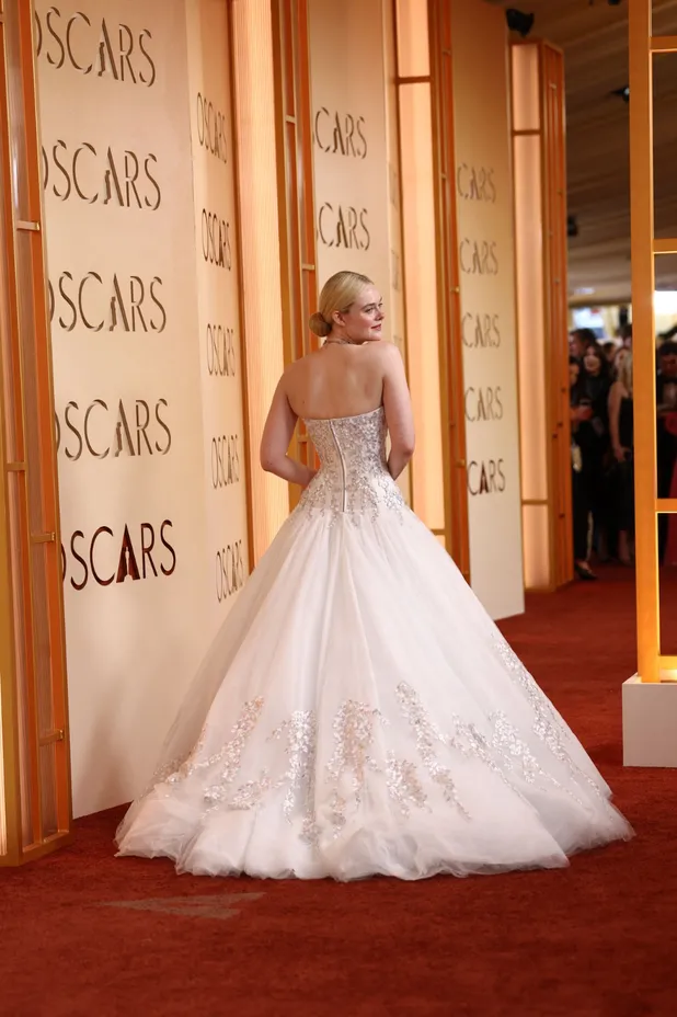 Elle Fanning en la Alfombra Roja de los Premios Oscar 
