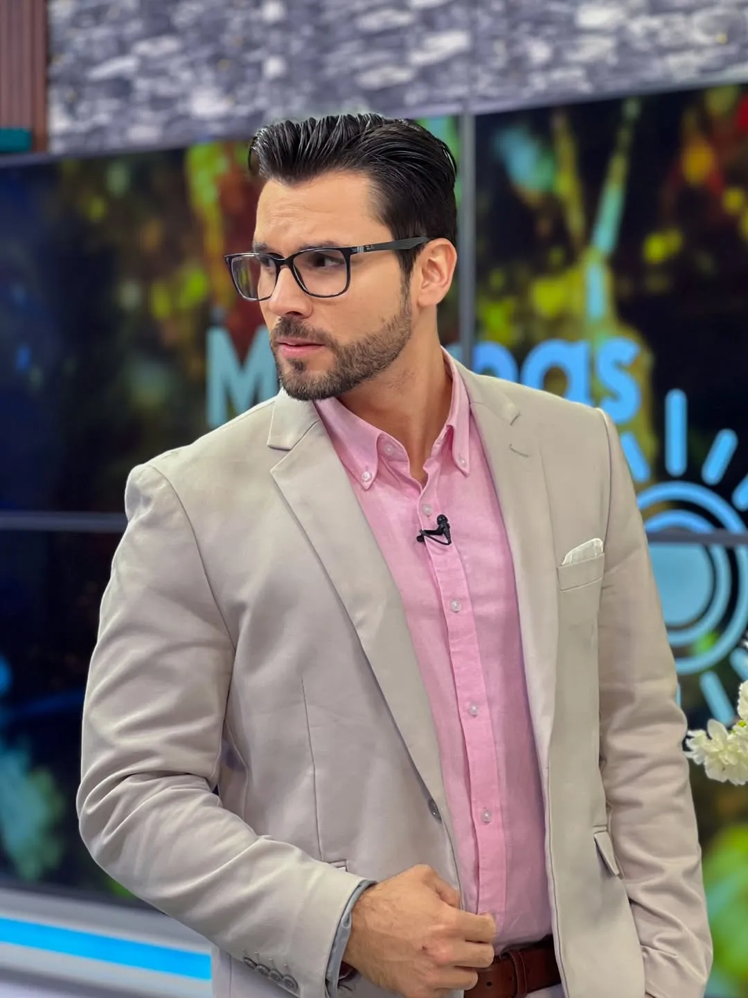 JEAN PAUL CON SACO Y CAMISA ROSA 