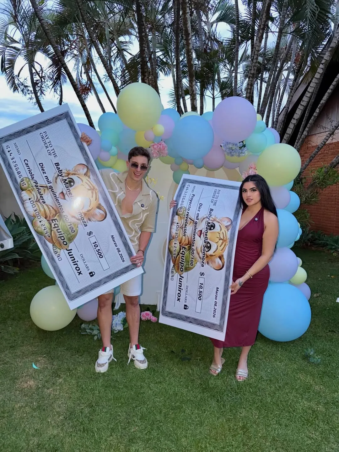 Juninho y Roxana posando con los cheques