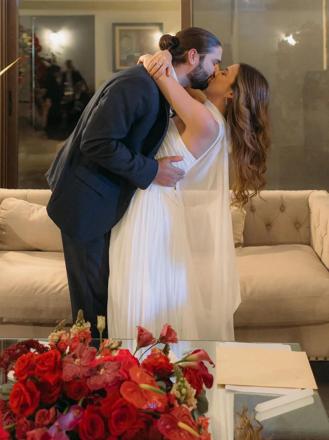 pareja dandose un beso