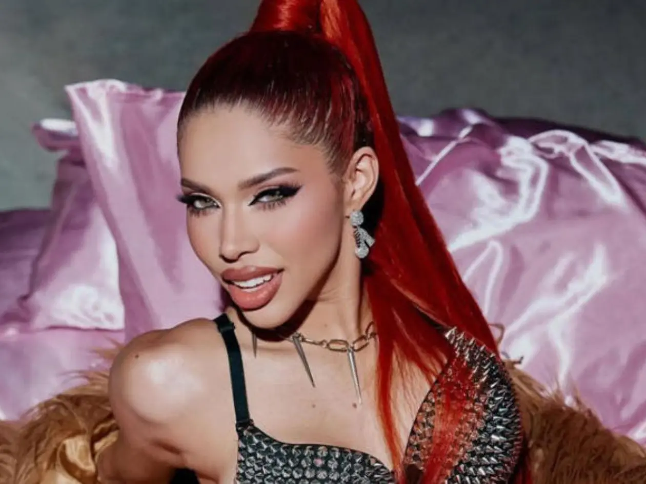 Yeri Mua con cabello rojo n