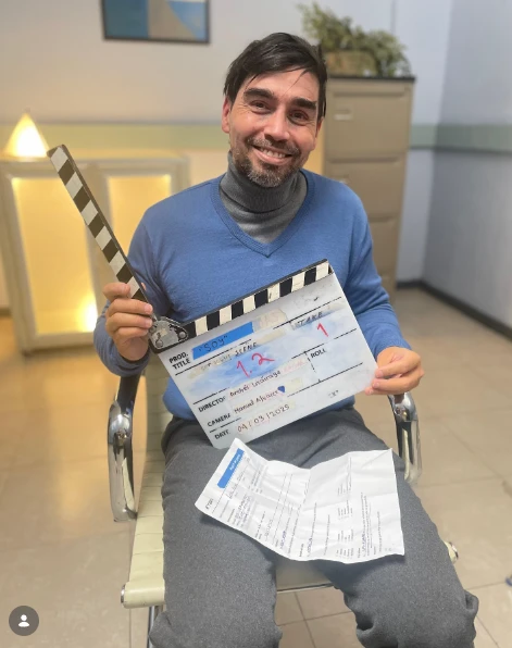 Imagen de Fausto Casanova sentado en un silla con una claqueta o pizarra de cine. Foto: cortesía de instagram 