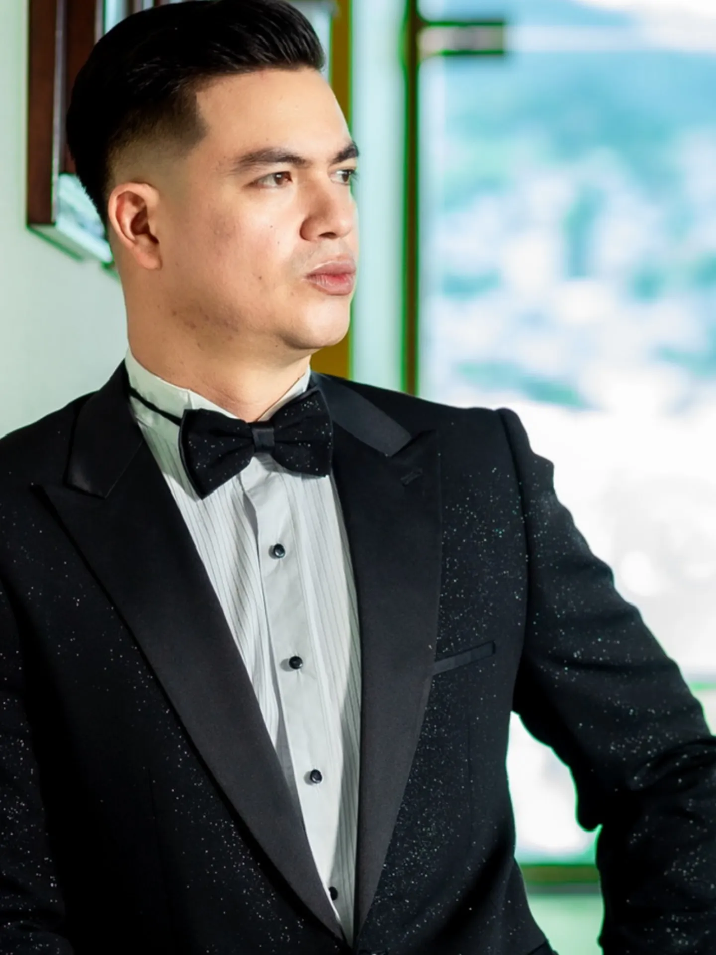 Allan Paul con traje negro formal y corbatín