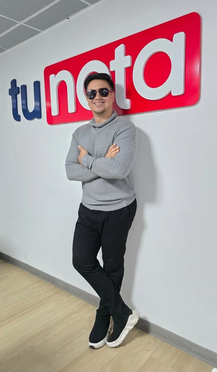 Allan Paul desde la sala de redacción de Medios Digitales de TVC