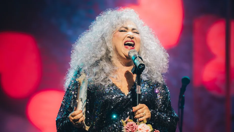 Amanda Miguel en el escenario cantando