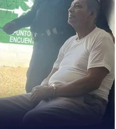 apostol Chago Zuniga con camisa blanca 