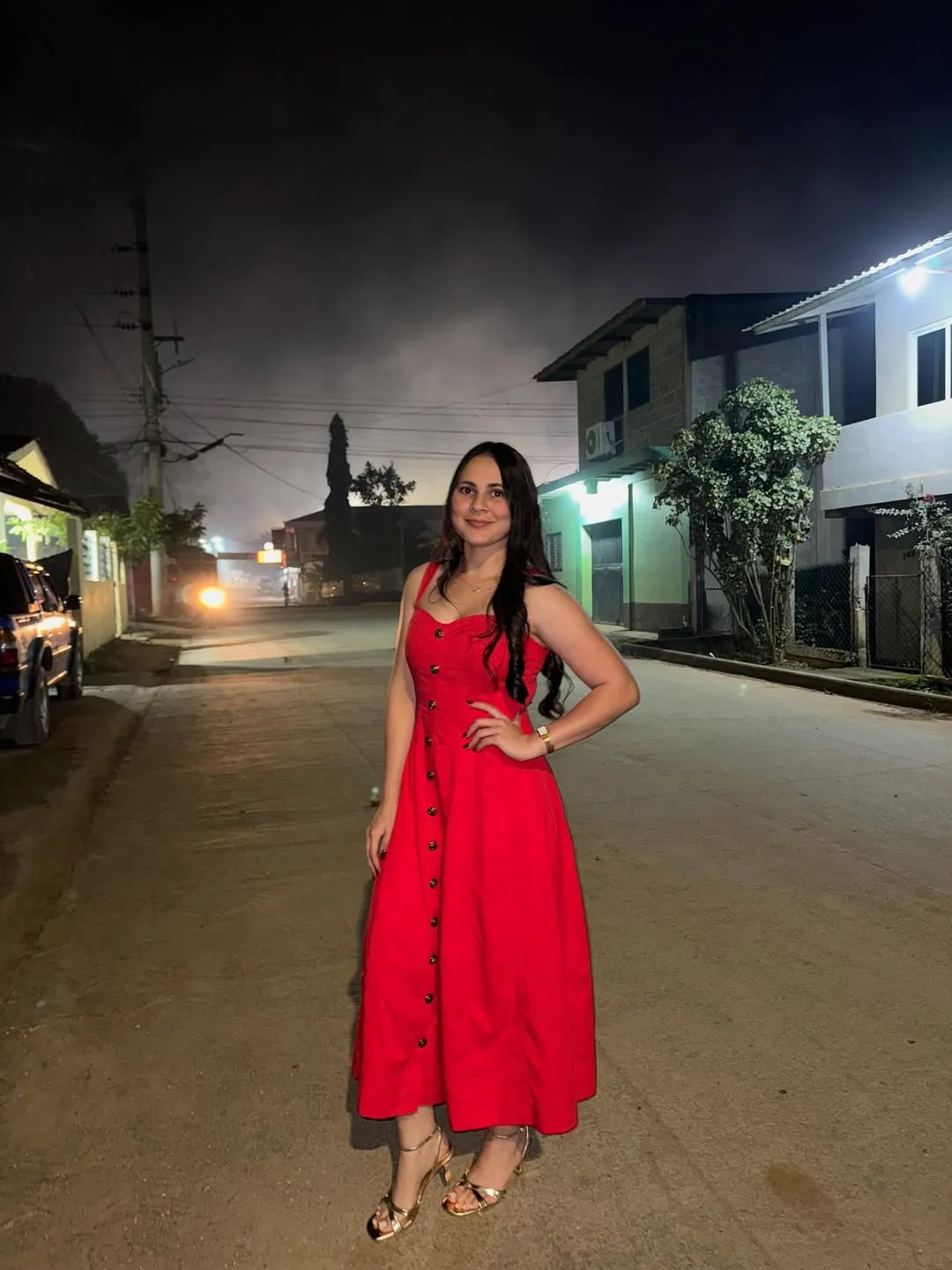 Chili Wilyy con vestido rojo