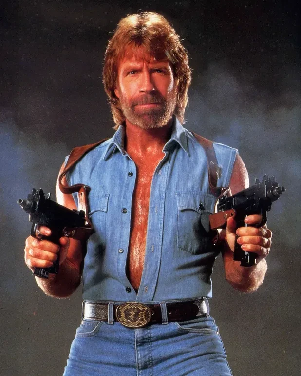 Imagen de Chuck Norris años atrás durante la filmación de una serie. Foto: cortesía de Internet 